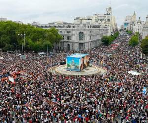 Con la mira puesta en convocar una huelga general, miles de personas salieron a las calles de varias ciudades de España para exigir una rebaja en los alquileres y denunciar la caída de los decretos de vivienda.
