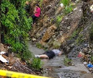 El cuerpo del hombre estaba tirado boca abajo en el lugar.