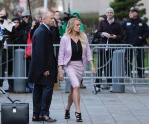 La actriz Stormy Daniels, acompañada por su abogado, Michael Avenatti deja el tribunal federal. Agencia AFP.