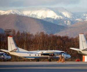 Un avión Antonov An-26 con el mismo número de matrícula #RA-26085 que el avión desaparecido, estacionado en el aeropuerto de Elizovo, a las afueras de Petropavlovsk-Kamchatsky, Rusia, el martes 17 de noviembre de 2020. El avión, con 28 personas a bordo, desapareció el martes 6 de julio de 2021 en la región rusa de Lejano Oriente, según las autoridades locales. Foto: AP