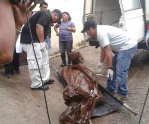 Autoridades de la Dirección Policial de Investigaciones se hicieron presente al lugar, al igual que personal de Medicina Forense del Ministerio Público. (Foto: Estalin Irías / El Heraldo Honduras)