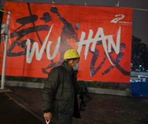 Un hombre con una máscara protectora camina por una calle en Wuhan el 26 de enero de 2020, una ciudad en el epicentro de un brote viral que ha matado al menos a 56 personas e infectado a casi 2,000. Foto: Agencia AFP.