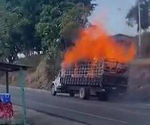 Camión cargado de ganado es captado envuelto en llamas en carretera a Olancho