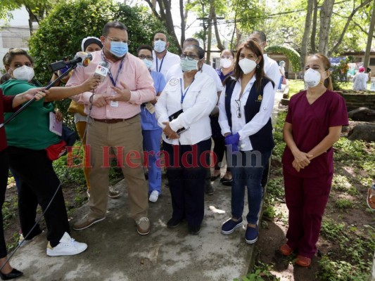 El secretario ejecutivo del Fonac, Omar Rivera, junto a la directora del Tórax, Nora Maradiaga y la ministra de Salud, Alba Consuelo Flores. Foto: Marvin Salgado/EL HERALDO.