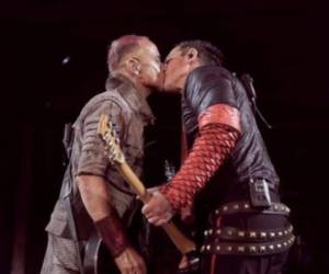 Paul Landers y Richard Kruspe dándose un beso durante el concierto de Rammstein en Moscú. Foto captura Instagram