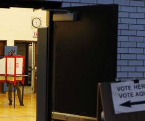 A nivel nacional, Clinton está cabeza a cabeza con Sanders, con 50% contra 48% de intenciones de voto, según un nuevo sondeo.