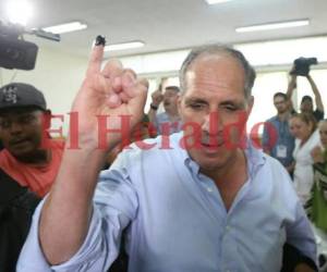 El alcalde capitalino votó en la Universidad Pedagógica Francisco Morazán en la capital. Foto: Alex Pérez/EL HERALDO