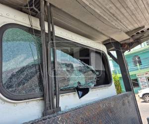 Delincuentes rompieron los vidrios de una grúa y una rastra bajo custodia policial en La Ceiba para robar radios, herramientas, baterías y otros objetos de valor.