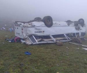 Al menos nueve personas murieron y quince resultaron heridas después de que un vehículo turístico que iba de camino al Nevado Rajuntay, en la sierra central del departamento de Junín, se despeñara por una pendiente de unos 40 metros, informaron este domingo fuentes oficiales.