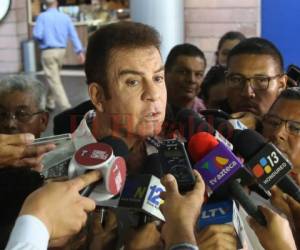 El presidenciable Salvador Nasralla dando declaraciones en el Aeropuerto Toncontín. Foto: El Heraldo.