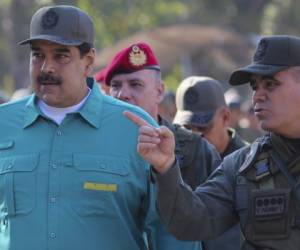 Nicolás Maduro escuchando al Ministro de Defensa Vladimir Padrino durante los ejercicios militares en el Fuerte Paramacay. Foto AFP