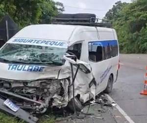 La parte frontal del busito quedó completamente destrozada, evidenciando la magnitud de la colisión.