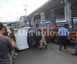 El accidente provocó fuerte congestionamiento vehicular frente al Tribunal Supremo Electoral. Foto: Marvin Salgado / EL HERALDO