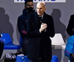 Aún se desconoce cuándo Zidane volverá a estar dirigiendo al equipo blanco. Foto: AP