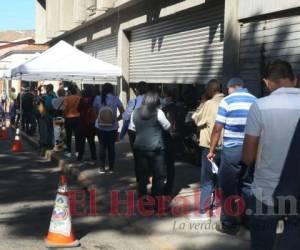 Los capitalinos esperan ingresar a las instalaciones de la AER. Foto: El Heraldo
