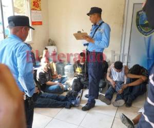 Al momento de la captura a los sospechosos se les decomisaron ocho fusiles, varios chalecos antibalas de la Dirección Policial de Investigaciones (DPI), armas cortas, pasamontañas y dos vehículos.