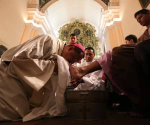 El obispo auxiliar Juan José Pineda realizando el signo de lavatorio de pies, como lo hizo Jesús con sus apóstoles. Foto: El Heraldo