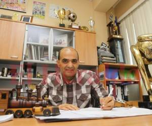 Su buró de operaciones lleno de copas y trenes: “No tengo pelos en la lengua porque no tengo cola que me pisen”, asegura. Foto: David Romero/EL HERALDO