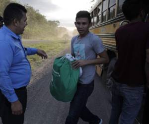Erwin José rechazó una oferta de asilo y de trabajo en Guatemala y optó por regresar a su hogar en Honduras, aunque señaló que espera volver a viajar el próximo año a Estados Unidos, donde nació su hija hace siete meses. Foto: AP