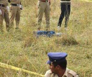 La policía india mató a tiros a cuatro hombres sospechosos de violar y asesinar a una joven veterinaria en la ciudad de Hyderabad, en el sur de la India. Foto AFP