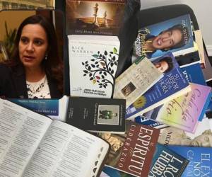 La ex primera dama, Ana García, compartió en las redes sociales la imagen de varios libros que JOH tenía en su recinto en los Cobras.