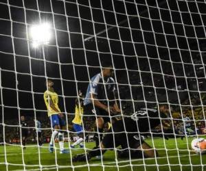 El portero uruguayo Ignacio de Arruabarrena marca un gol en propia puerta durante un torneo de fútbol pre-olímpico sudamericano sub-23 contra Brasil en el estadio Alfonso López. Foto: AFP.