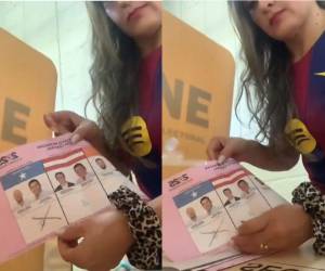 Un video en el que se observa a una mujer con más papeletas de las permitidas dentro de la urna circula en redes sociales.