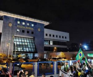 Así se encuentra la estción principal de la Policía Federal de Curitiba, Brasil, llena de simpatizantes de Lula da Silva. (AP)