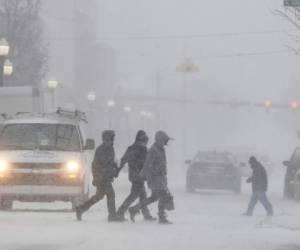 Los gobernadores de Wisconsin, Illinois y Michigan declararon emergencias ante la amenaza de un frío aún más intenso para el miércoles. Foto AP