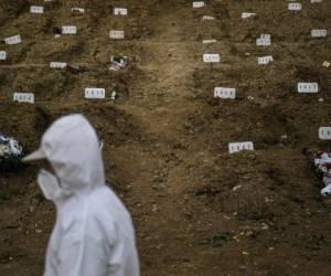Más de 2,453,070 de personas perdieron la batalla contra el mortal virus. AFP.