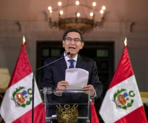 En un breve mensaje a la nación desde el palacio presidencial, Vizcarra dijo que se le denegó de forma fáctica un voto de confianza que solicitó y por ello “disolver el Congreso y llamar a elecciones de congresistas de la República”.