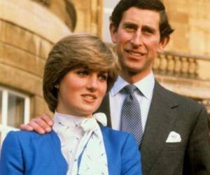 El matrimonio entre el príncipe Carlos y la princesa Diana estuvo lleno de muchos escándalos, algunos aseguran que se debe a que se casaron por compromiso y no por amor. Foto: AP