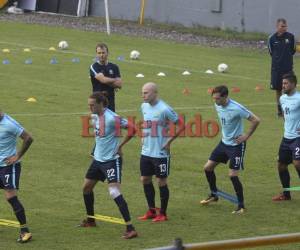 Los jugadores australianos empezaron a llegar el sábado por grupos y sin vestimenta que los identificara para pasar inadvertidos. El lunes el equipo estaba completo y entrenó en el estadio Morazán bajo las órdenes del griego Ange Postecoglou. (Foto: Amílcar Izaguirre / Grupo Opsa)