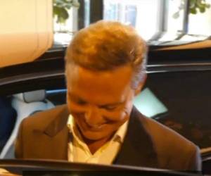 Luis Miguel afuera del restaurante Catch, en West Hollywood. Foto captura YouTube