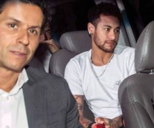 Así llegó Neymar al hospital para ser operado este viernes en Brasil. Foto: Agencia AFP