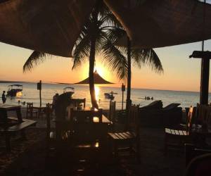 Atardecer en Roatán, Islas de la Bahía, uno de los lugares favoritos, entre varios, para vacacionar en Honduras.