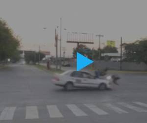 El video fue captado por una cámara ubicada en el lugar.