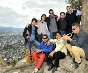 La banda posa en una foto sobre Tegucigalpa. Foto de Daniel Mendoza / Hibriduz Jazz (cortesía).