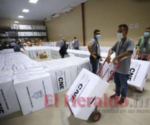 Personal contratado por el CNE ha venido trabajando en los últimos días en la preparación de las maletas electorales, muchas de estas fueron reutilizadas. Foto: Jhony Magallanes/El Heraldo