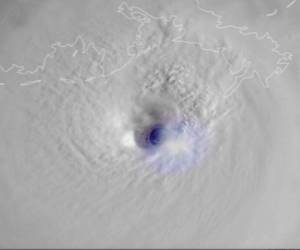 Esta imagen satelital proporcionada por la Administración Nacional Oceánica y Atmosférica y capturada por el GOES-16 de NOAA muestra un relámpago girando alrededor del ojo del huracán Ida cuando la tormenta se acerca a la costa de Louisiana. Foto: AP