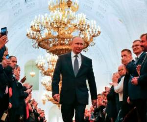 El presidente electo ruso Vladimir Putin camina antes de su ceremonia de inauguración en el Kremlin en Moscú el 7 de mayo de 2018. Foto AFP