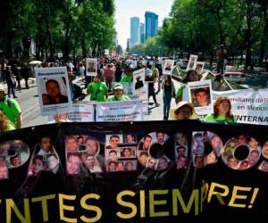 En plena celebración del Día de la Madre en México, unas 2,000 personas, encabezadas por mujeres que buscan a sus hijos desaparecidos, marcharon este viernes. FOTO: AFP