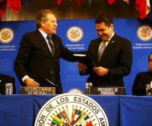 JOH firmó el 19 de enero la instalación de la Maccih con el secretario de la OEA, Luis Almagro.