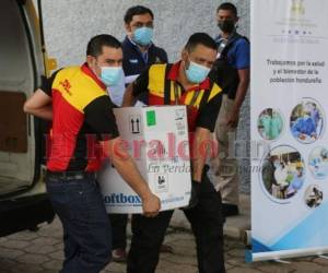 El lote de vacunas arribó al aeropuerto Toncontín en Tegucigalpa en horas de la mañana. Foto: David Romero/ EL HERADO