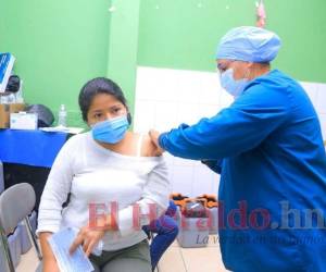 Las autoridades siguen realizando campañas de vacunación para motivar a los renuentes a completar su esquema. Foto: El Heraldo