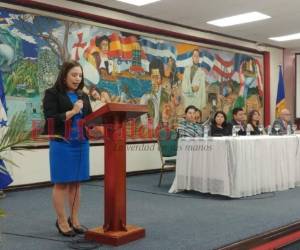 La jefa de redacción de EL HERALDO, Glenda Estrada, dio inició a la Semana del Idioma. Foto Alejandro Amadro / EL HERALDO