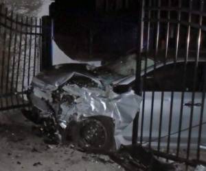 La parte frontal del carro quedó parcialmente destruida, así como la reja del portón de la casa de Swift. Foto AP