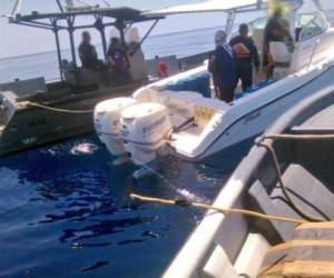 Momento en el que es detenida la embarcación con 400 kilos de cocaína que transportaban el hondureño y los dos costarricenses en el pacífico. Foto Cortesía Ministerio de Seguridad Pública CR.