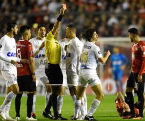 El árbitro Diego Haro expulsó a Dodo del Santos de Brasil en el partido contra Independiente por la Copa Libertadores, el martes 21 de agosto de 2018. Foto AP
