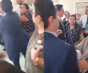 En redes sociales circula un video que muestra al exfiscal Mario Morazán envuelto en un zafarrancho durante la elección del Tribunal de Honor.